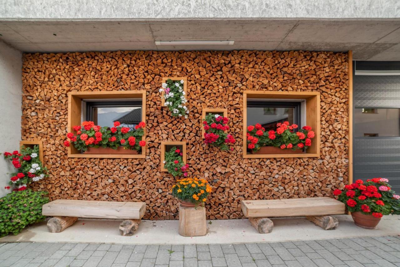 Tonigbauernhof Blumenwiese Scena Exterior foto